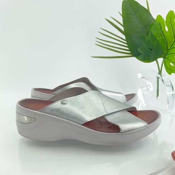 Bzees Women's Desire Sandals 11 Wedge Heel Slip On Silver Textile Casual Comfy - Picture 3 of 14